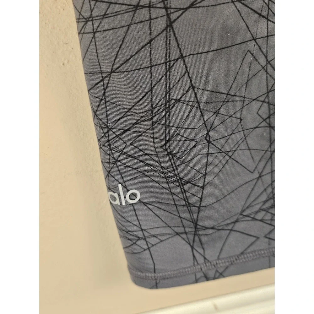 Alo Yoga Womens Gray Black Geometric Print Capri Leggings Medium